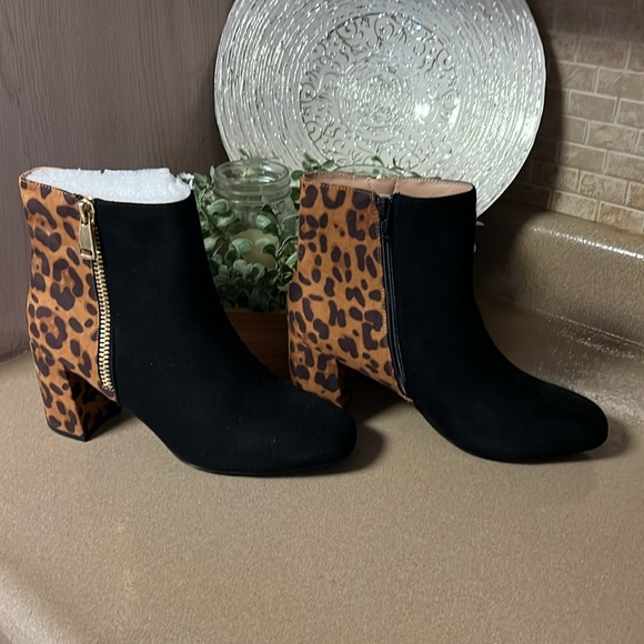 Journee Sarah Collection Black Animal Print Two Tone Ankle Boots NWOT - Picture 5 of 13